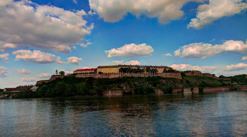 Vista panorámica a la fortaleza de Petrovaradin y al río de Danub en Novi Sad, Serbia imagenes de archivo Vista panorámica a la fortaleza de Petrovaradin y al río de Danub en Novi Sad, Serbia imagenes de archivo