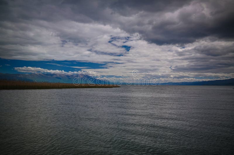 Vista panorâmica ao lago Ohrid, Struga, Macedônia norte imagens de stock Vista panorâmica ao lago Ohrid, Struga, Macedônia norte imagens de stock