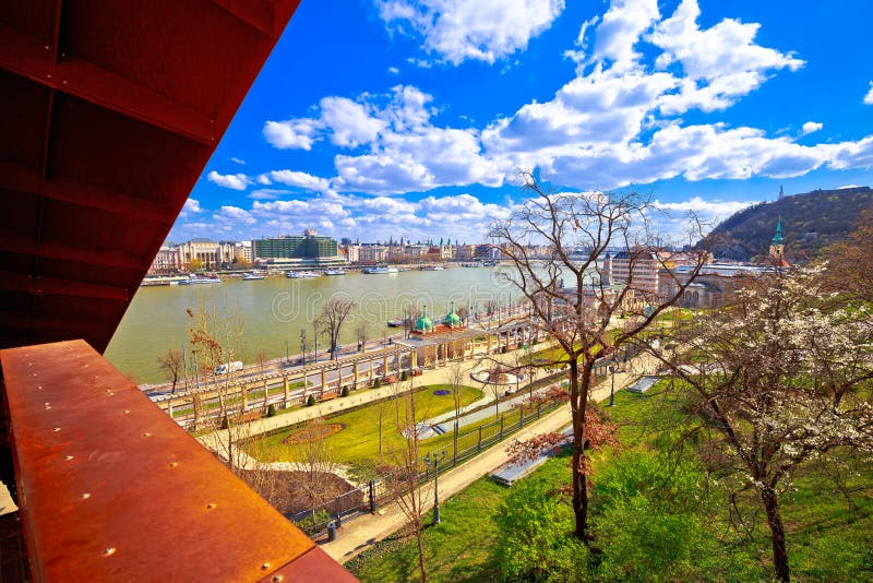 Vista panorâmica cênico da primavera da margem de Budapest Danube River imagens de stock Vista panorâmica cênico da primavera da margem de Budapest Danube River imagens de stock