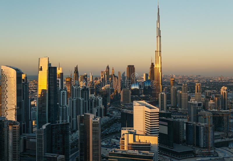 Vista panorâmica cênico de Dubai do centro, UAE, no por do sol foto de stock royalty free Vista panorâmica cênico de Dubai do centro, UAE, no por do sol foto de stock royalty free