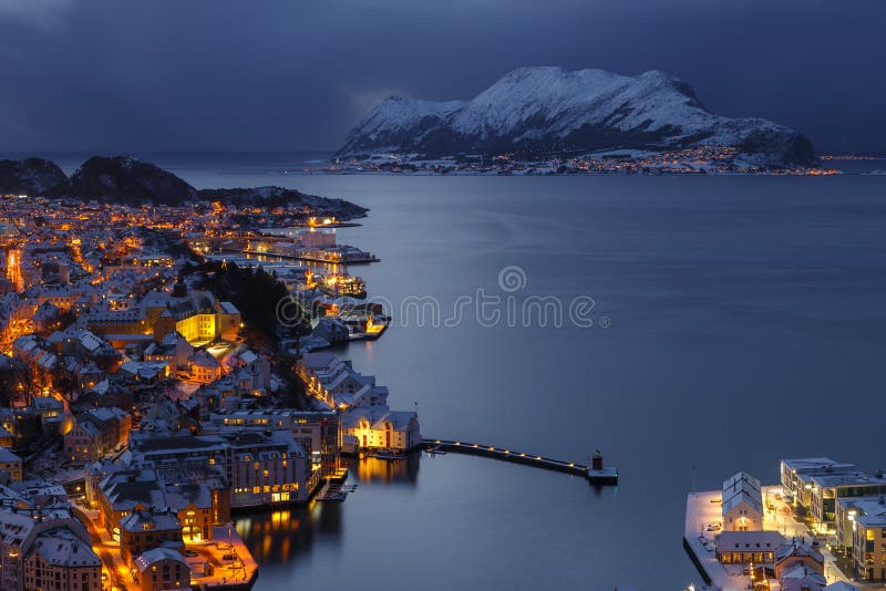 Vista panorâmica da cidade da ilha de Alesund e de Godoya na noite do monte de Aksla imagens de stock Vista panorâmica da cidade da ilha de Alesund e de Godoya na noite do monte de Aksla imagens de stock
