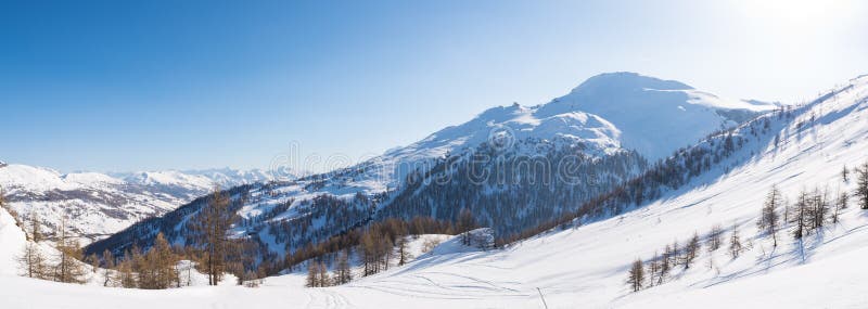 Vista panorâmica da estância de esqui de Sestriere de cima de, destinatio famoso nos cumes, Piedmont do curso, Itália fotos de stock royalty free Vista panorâmica da estância de esqui de Sestriere de cima de, destinatio famoso nos cumes, Piedmont do curso, Itália fotos de stock royalty free