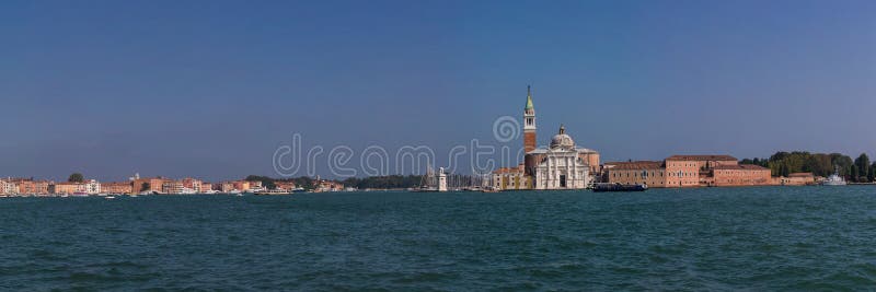 Vista panorâmica da igreja de San Giorgio Maggiore e lagoa Venetian, Itália fotografia de stock Vista panorâmica da igreja de San Giorgio Maggiore e lagoa Venetian, Itália fotografia de stock