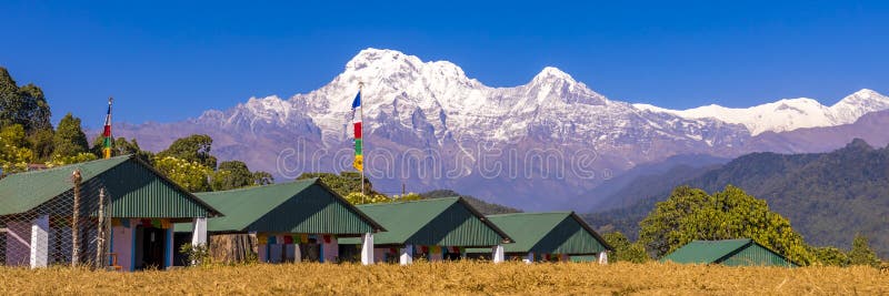 Vista panorâmica da montanha de Annapurna do acampamento base australiano Nepal