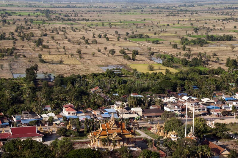 Vista panorâmica da terra e da vila de Phnom Sampeou fotos de stock Vista panorâmica da terra e da vila de Phnom Sampeou fotos de stock