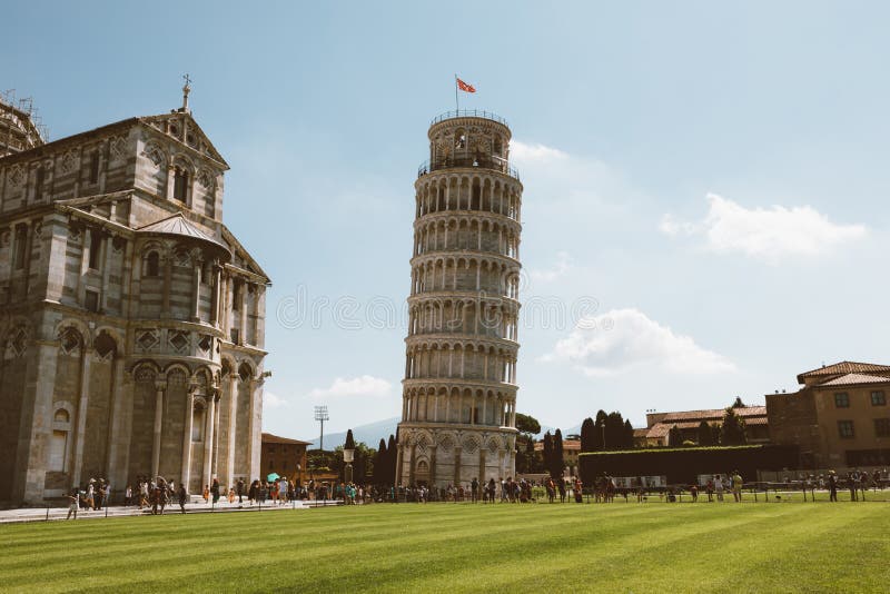 Vista panorâmica da torre inclinada de Pisa ou da torre de Pisa imagens de stock royalty free Vista panorâmica da torre inclinada de Pisa ou da torre de Pisa imagens de stock royalty free