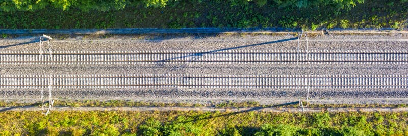 Vista panorâmica das fotografias aéreas aéreas das vias férreas da linha férrea do comboio
