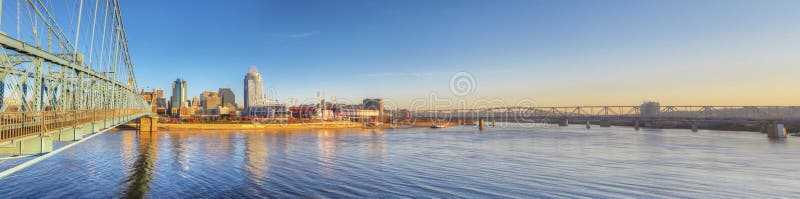 Vista panorâmica de Cincinnati na manhã quieta imagens de stock