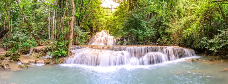 Vista panorâmica de Huay Mae Kamin Waterfall em Kanchanaburi, Tailândia fotos de stock royalty free Vista panorâmica de Huay Mae Kamin Waterfall em Kanchanaburi, Tailândia fotos de stock royalty free