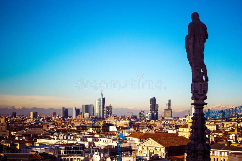 Vista panorâmica de Milão no distrito financeiro de Porto Nuovo com os arranha-céus modernos do telhado do domo da catedral, Milã fotos de stock royalty free Vista panorâmica de Milão no distrito financeiro de Porto Nuovo com os arranha-céus modernos do telhado do domo da catedral, Milã fotos de stock royalty free
