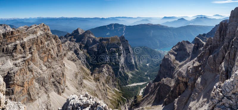 Vista panorâmica de picos de montanha famosos das dolomites, Brenta fotografia de stock Vista panorâmica de picos de montanha famosos das dolomites, Brenta fotografia de stock