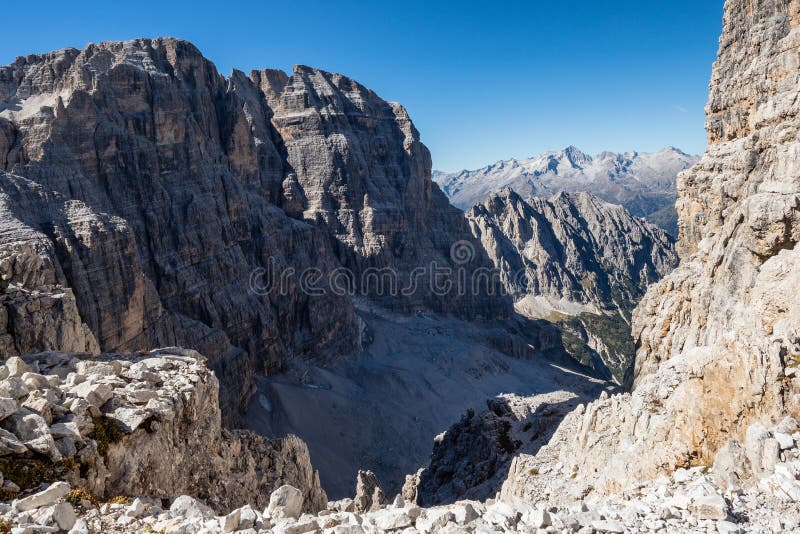 Vista panorâmica de picos de montanha famosos das dolomites, Brenta fotografia de stock royalty free Vista panorâmica de picos de montanha famosos das dolomites, Brenta fotografia de stock royalty free