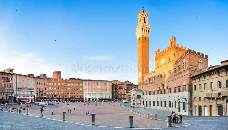 Vista panorâmica de Praça famosa del Campo em Siena no por do sol, Toscânia, Itália fotos de stock Vista panorâmica de Praça famosa del Campo em Siena no por do sol, Toscânia, Itália fotos de stock