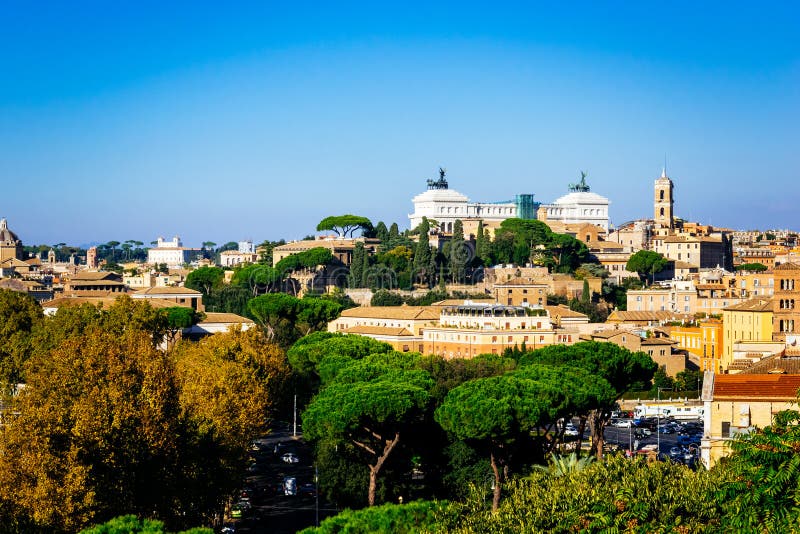 Vista panorâmica de Roma como visto do jardim alaranjado, degli Aranci de Giardino, em Roma, Itália imagem de stock royalty free Vista panorâmica de Roma como visto do jardim alaranjado, degli Aranci de Giardino, em Roma, Itália imagem de stock royalty free