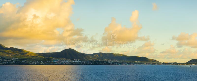 Vista panorâmica de St Kitts do mar durante a hora dourada na Dinamarca fotos de stock Vista panorâmica de St Kitts do mar durante a hora dourada na Dinamarca fotos de stock