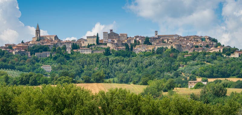 Vista panorâmica de Todi, na província de Perugia, Úmbria, Itália imagens de stock royalty free Vista panorâmica de Todi, na província de Perugia, Úmbria, Itália imagens de stock royalty free