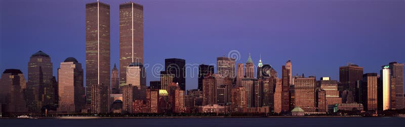 A vista panorâmica de uma mais baixa skyline de Manhattan e de New York City, NY com comércio mundial eleva-se no por do sol