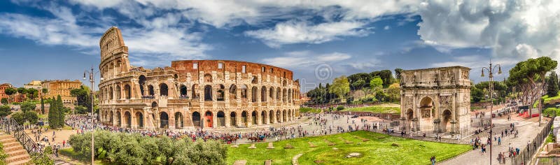 Vista panorâmica do Colosseum e do arco de Constantim, Roma imagem de stock Vista panorâmica do Colosseum e do arco de Constantim, Roma imagem de stock