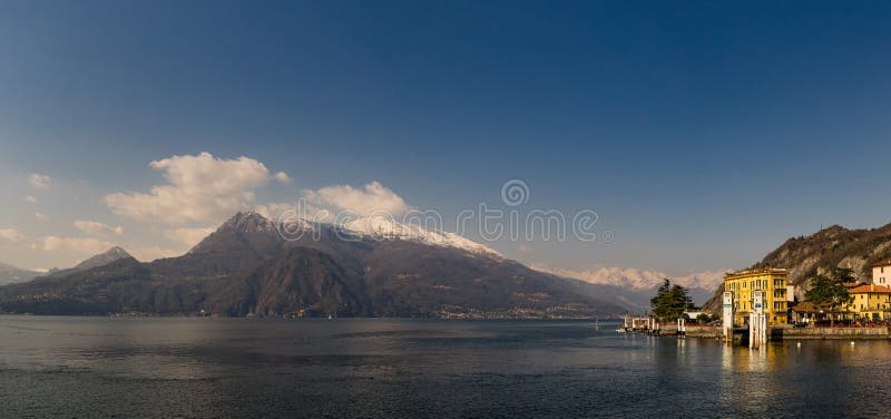 Vista panorâmica do lago Como e de montanhas circunvizinhas como vista de Varenna fotos de stock royalty free Vista panorâmica do lago Como e de montanhas circunvizinhas como vista de Varenna fotos de stock royalty free