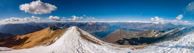 Vista panorâmica do lago Como como visto de Monte San Primo foto de stock royalty free Vista panorâmica do lago Como como visto de Monte San Primo foto de stock royalty free