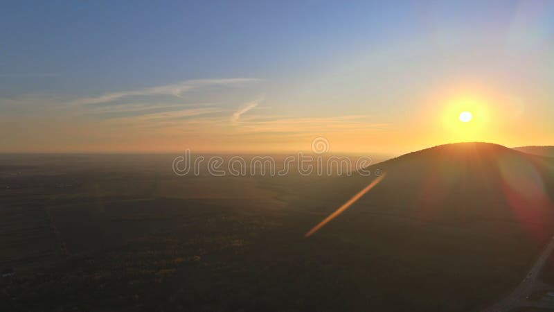 Vista panorâmica do outono do subúrbio colorido das montanhas paisagem com colinas nebulosas