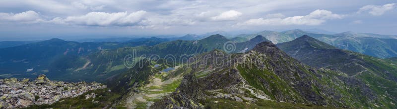 Vista panorâmica do pico de Rohac em montanhas ocidentais de Tatra ou panorama de Rohace com a fuga de caminhada no cume Verde af imagem de stock Vista panorâmica do pico de Rohac em montanhas ocidentais de Tatra ou panorama de Rohace com a fuga de caminhada no cume Verde af imagem de stock
