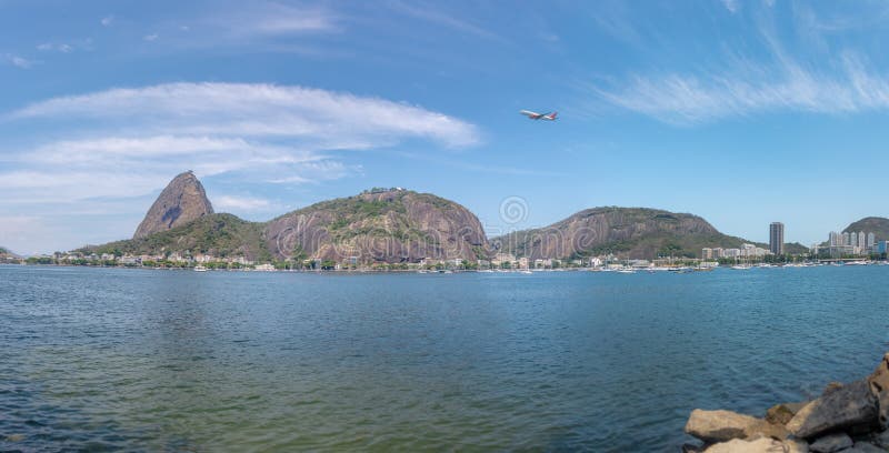 Vista panorâmica do voo plano sobre Sugar Loaf Mountain - Rio de janeiro, Brasil fotos de stock Vista panorâmica do voo plano sobre Sugar Loaf Mountain - Rio de janeiro, Brasil fotos de stock