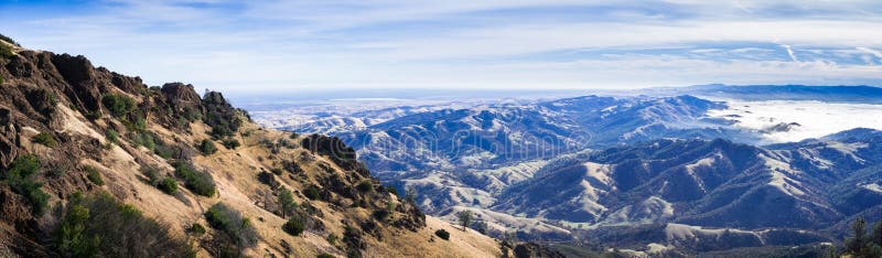Vista panorâmica dos montes e dos vales que cercam Mt Diablo foto de stock Vista panorâmica dos montes e dos vales que cercam Mt Diablo foto de stock