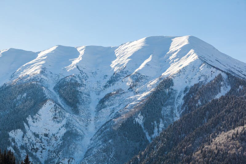 Vista panorâmica em montanhas do inverno da neve Montanhas de Cáucaso Sva imagens de stock Vista panorâmica em montanhas do inverno da neve Montanhas de Cáucaso Sva imagens de stock