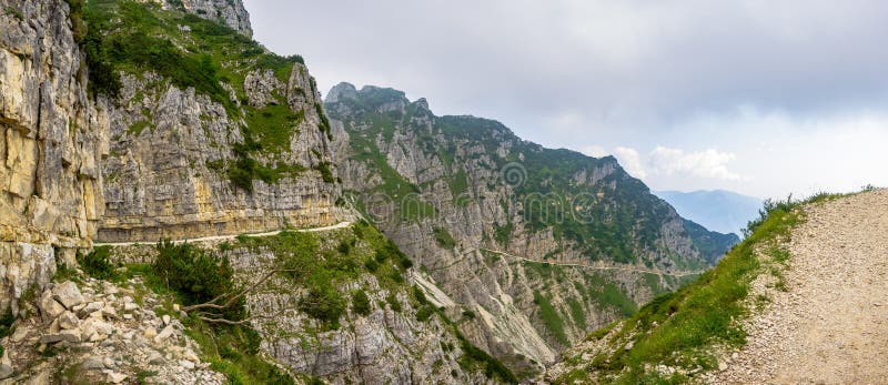 Vista panorâmica em uma estrada de 52 túneis no maciço de Pasubio imagem de stock Vista panorâmica em uma estrada de 52 túneis no maciço de Pasubio imagem de stock