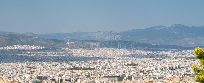 Vista panorâmica larga do ângulo a Atenas Grécia de surpresa Fundo do curso foto de stock royalty free Vista panorâmica larga do ângulo a Atenas Grécia de surpresa Fundo do curso foto de stock royalty free