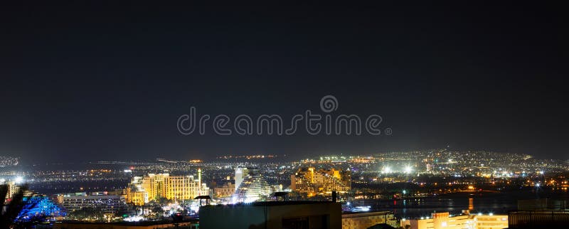 Vista panorâmica na praia pública central de Eilat - estância citadina famosa fotografia de stock Vista panorâmica na praia pública central de Eilat - estância citadina famosa fotografia de stock