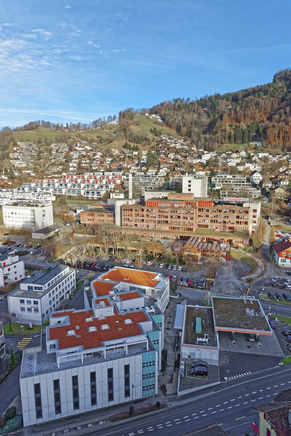 Vista panorâmica no hospital da cidade de Thun foto de stock Vista panorâmica no hospital da cidade de Thun foto de stock