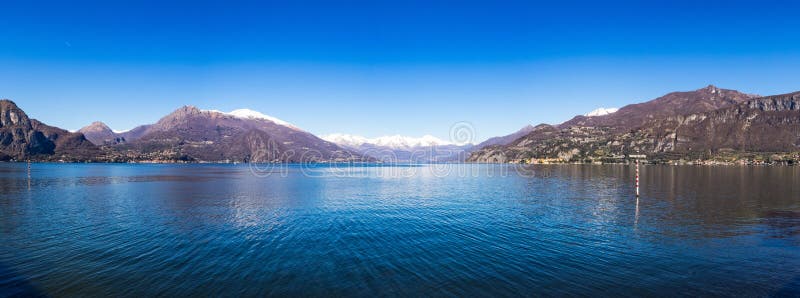 Vista panorâmica no lago Como como visto do cais de Bellagio imagem de stock Vista panorâmica no lago Como como visto do cais de Bellagio imagem de stock