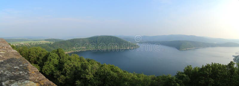 Vista panorâmica sobre Edersee fotos de stock Vista panorâmica sobre Edersee fotos de stock