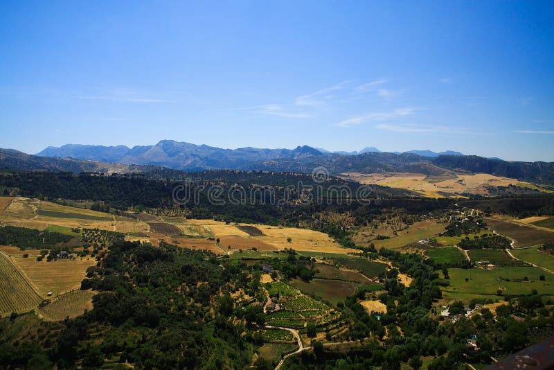 Vista panorâmica sobre o vale largo rural que contrasta com o céu azul sem nuvens da vila antiga Ronda - Andaluzia, Espanha fotografia de stock Vista panorâmica sobre o vale largo rural que contrasta com o céu azul sem nuvens da vila antiga Ronda - Andaluzia, Espanha fotografia de stock
