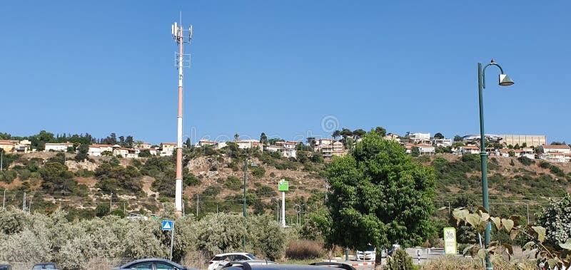Vista panorâmica às casas de Zichron Yaacov e kibutz Maayan Zvi em Israel, 2019, horas de verão imagem de stock Vista panorâmica às casas de Zichron Yaacov e kibutz Maayan Zvi em Israel, 2019, horas de verão imagem de stock