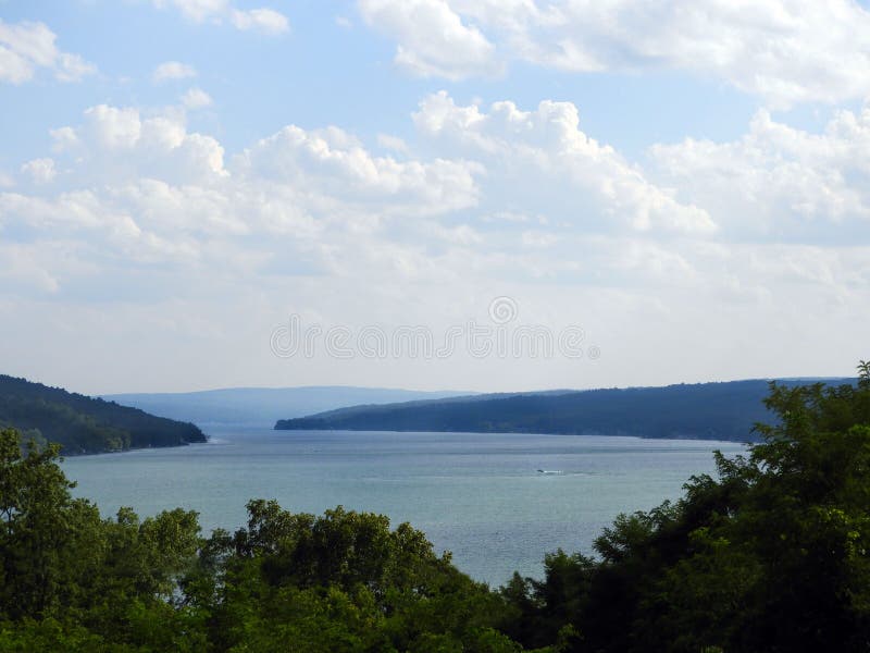 Vista para baixo Y ocidental do lago Keuka fotografia de stock Vista para baixo Y ocidental do lago Keuka fotografia de stock