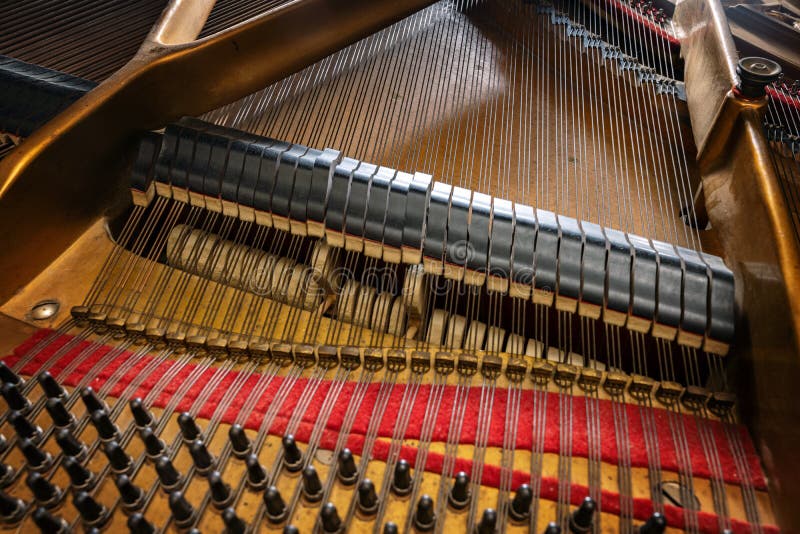 Cordas Dentro De Um Piano De Cauda Vermelho Jogo Do Piano