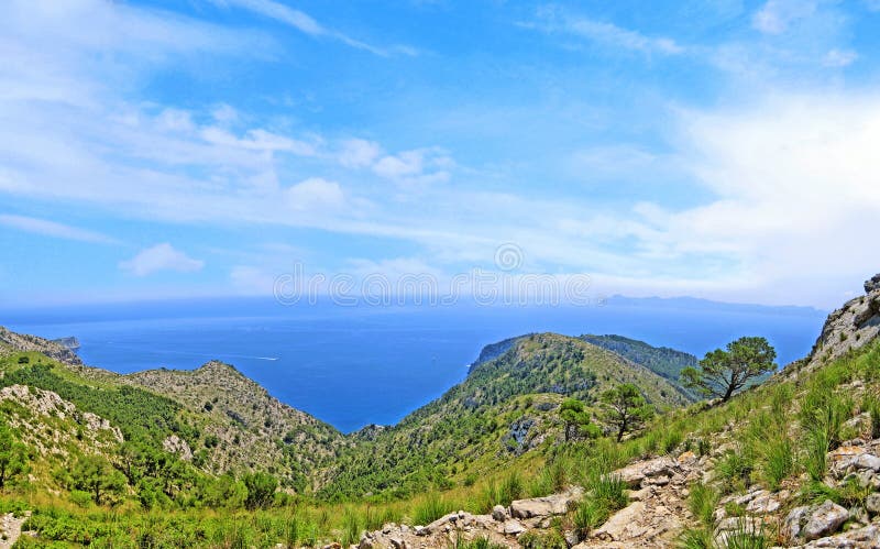 Vista para o mar das montanhas foto de stock royalty free Vista para o mar das montanhas foto de stock royalty free