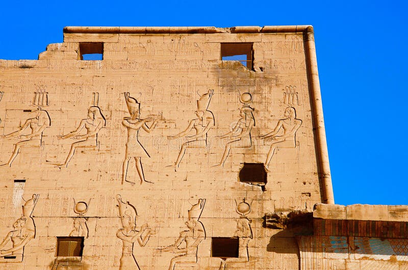 Vista parcial del templo de Edfu, es una de las mejores capillas preservadas de Egipto, dedicado a dios Horus del halcón