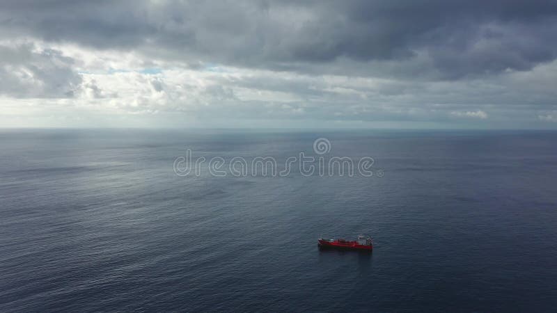 Vista a partir da altura de um navio marítimo para o transporte de um navio de carga seca com porão fechado ancorada perto do