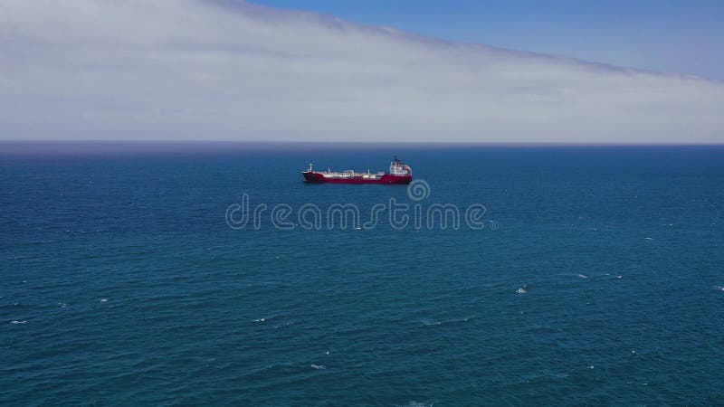 Vista a partir da altura de um navio marítimo para o transporte de um navio de carga seca com porão fechado ancorada perto do