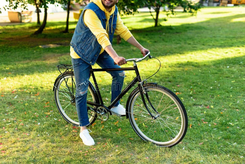 vista parziale della bicicletta retro di guida alla moda dell'uomo dell'uomo fotografia stock libera da diritti vista parziale della bicicletta retro di guida alla moda dell'uomo dell'uomo fotografia stock libera da diritti