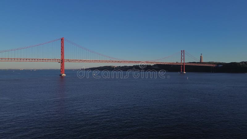 Vista por drones del puente del 25 de abril al atardecer. Ponte 25 de abril. Puente de suspensión sobre el río Tejo. Lisboa Portug almacen de metraje de vídeo