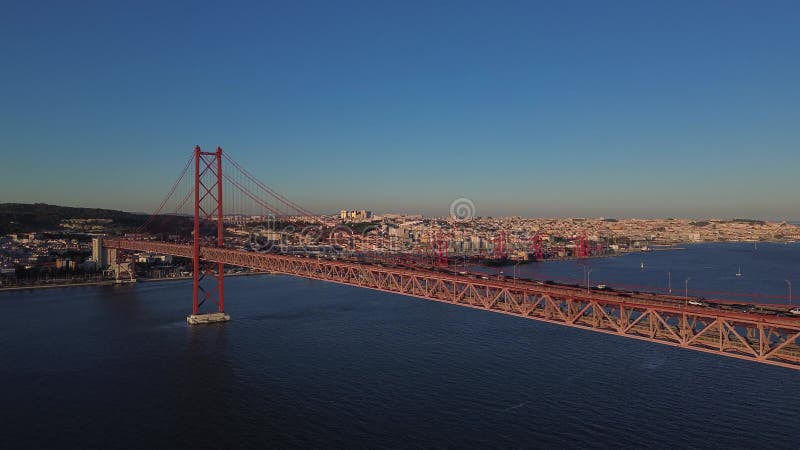 Vista por drones del puente del 25 de abril al atardecer. Ponte 25 de abril. Puente de suspensión sobre el río Tejo. Lisboa Portug metrajes