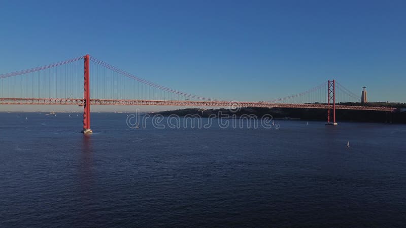 Vista por drones del puente del 25 de abril al atardecer. Ponte 25 de abril. Puente de suspensión sobre el río Tejo. Lisboa Portug almacen de metraje de vídeo