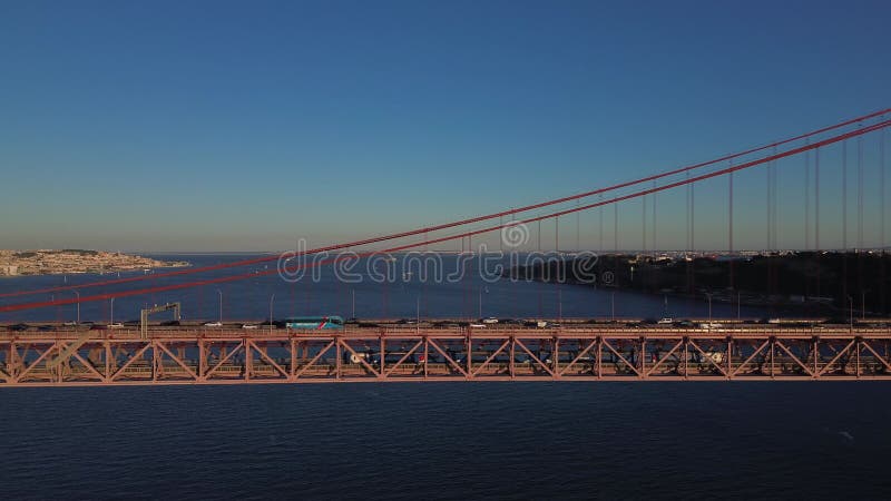 Vista por drones del puente del 25 de abril al atardecer. Ponte 25 de abril. Puente de suspensión sobre el río Tejo. Lisboa Portug almacen de video