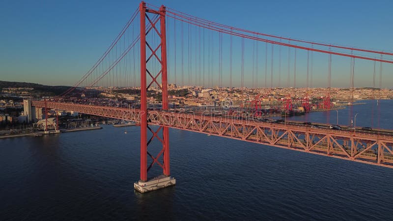 Vista por drones del puente del 25 de abril al atardecer. Ponte 25 de abril. Puente de suspensión sobre el río Tejo. Lisboa Portug almacen de video