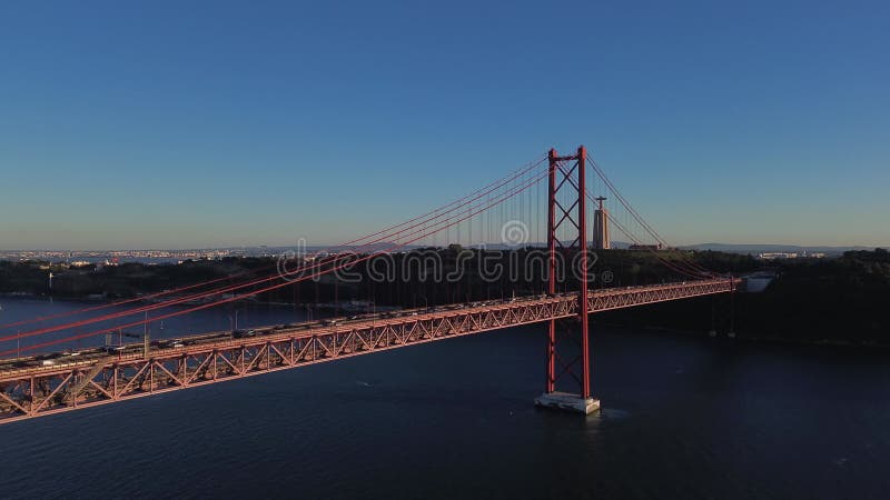 Vista por drones del puente del 25 de abril al atardecer. Ponte 25 de abril. Puente de suspensión sobre el río Tejo. Lisboa Portug almacen de video